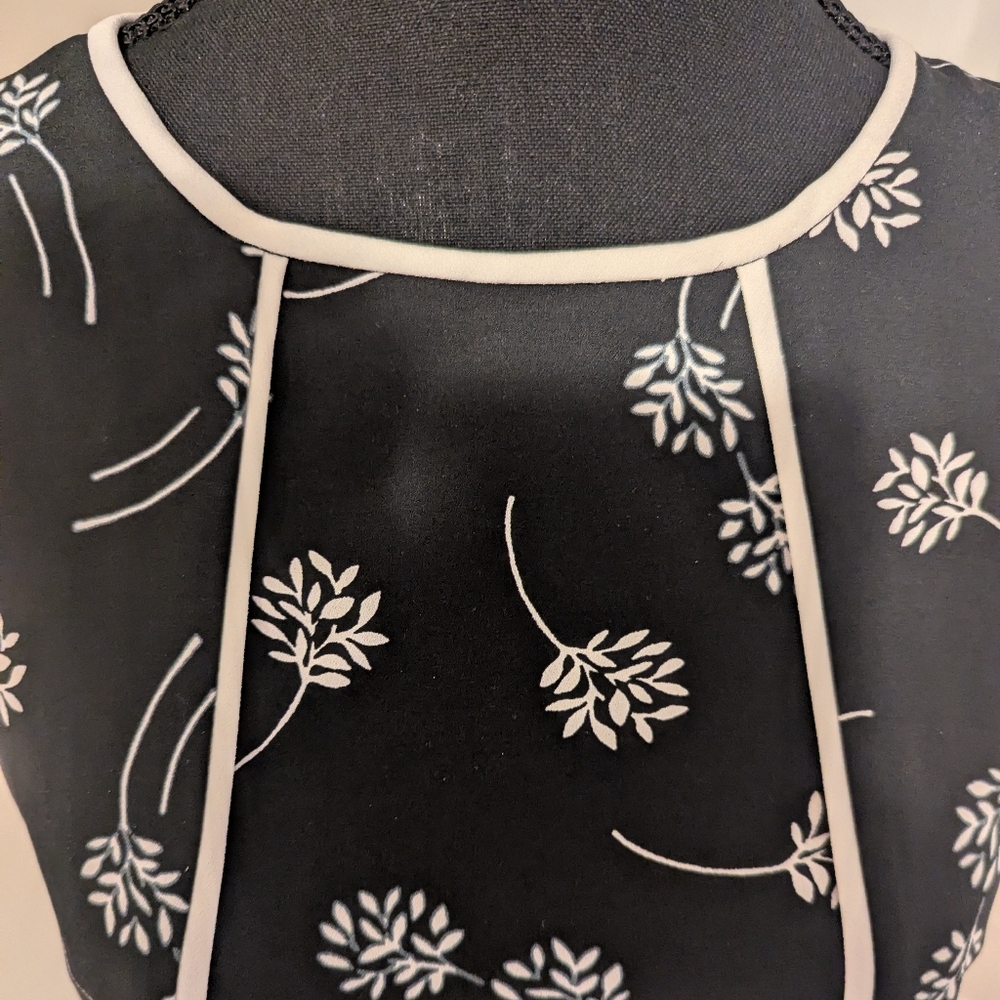 BANANA REPUBLIC | peplum top blouse, black, white flowers, medium, round neck - Picture 4 of 7
